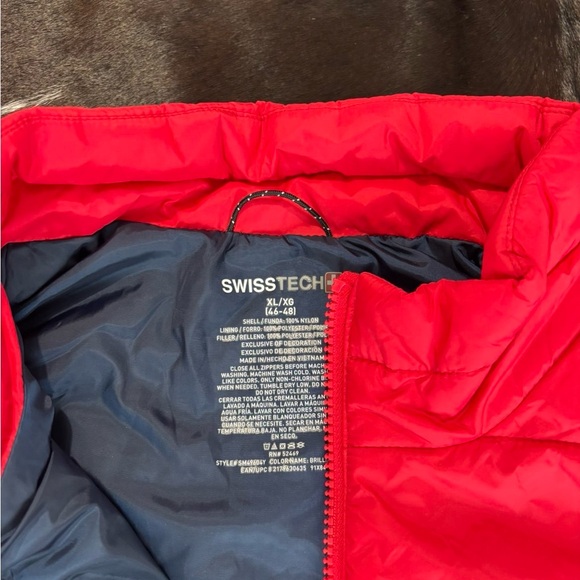 Swiss Tech Men's Bright Red Puffer Vest - Picture 4 of 4